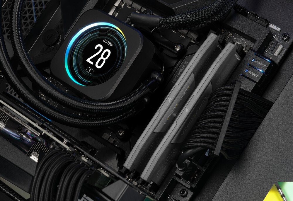 Pamięć RAM CORSAIR Vengeance Dwa moduły pamięci zaprezentowane w perspektywie bocznej eksponujące górną listwę radiatora i boczne profile