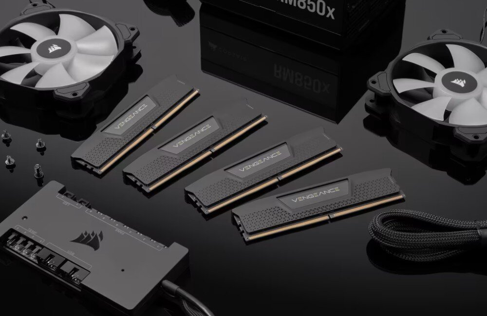 Pamięć RAM CORSAIR Vengeance Cztery moduły pamięci RAM ustawione w rzędzie jeden za drugim pod kątem z widocznym logo serii na środku radiatora