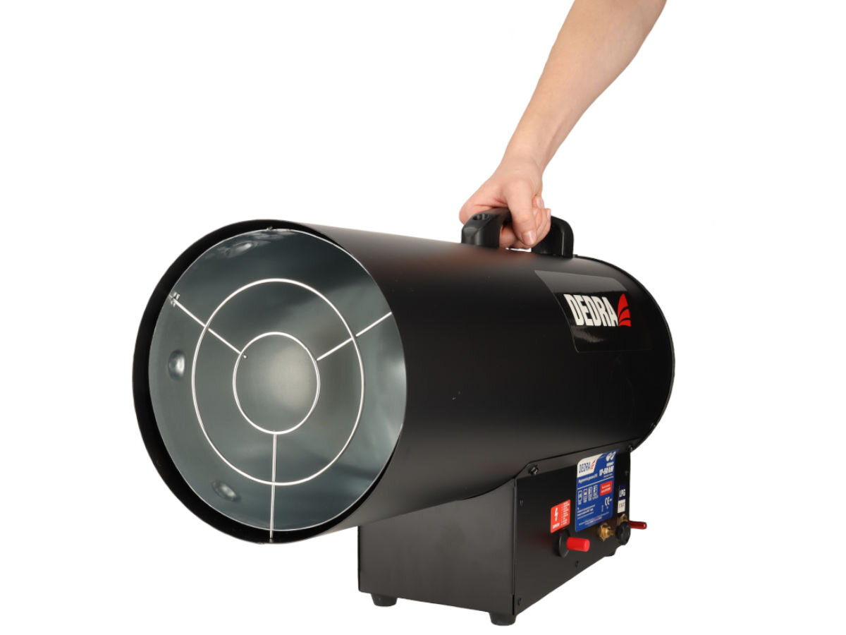 Nagrzewnica gazowa DEDRA DED9947, waga, uchwyt, piezo, przewód, Osoba przenosi nagrzewnicę DEDRA DED9947 za uchwyt, ciemna obudowa, panel sterujący z przodu.