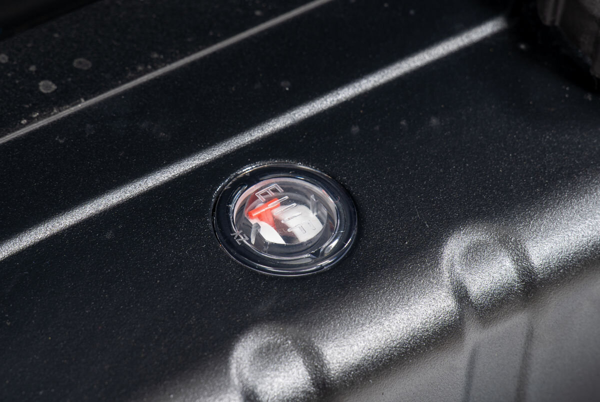 Nagrzewnica olejowa DEDRA DED9952B, zbiornik, ekonomia, ciągłość, efektywność, Zbliżenie na wskaźnik poziomu oleju w zbiorniku nagrzewnicy Dedra DED9952B, czarne tło.