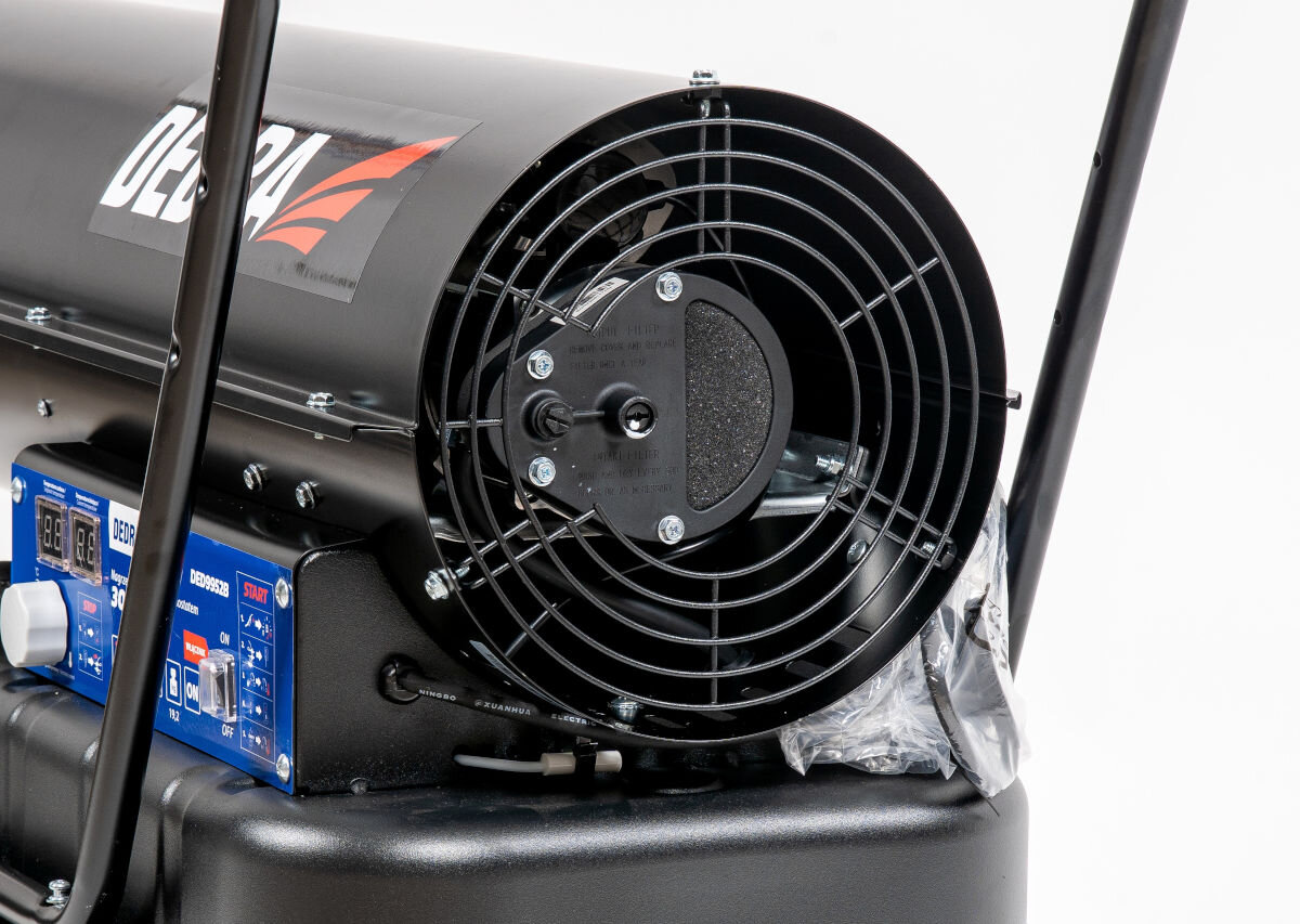 Nagrzewnica olejowa DEDRA DED9952B, czujnik, komora, odcięcie, zabezpieczenie, Widok wentylatora z tyłu nagrzewnicy olejowej Dedra, kratka ochronna, panel filtracyjny.