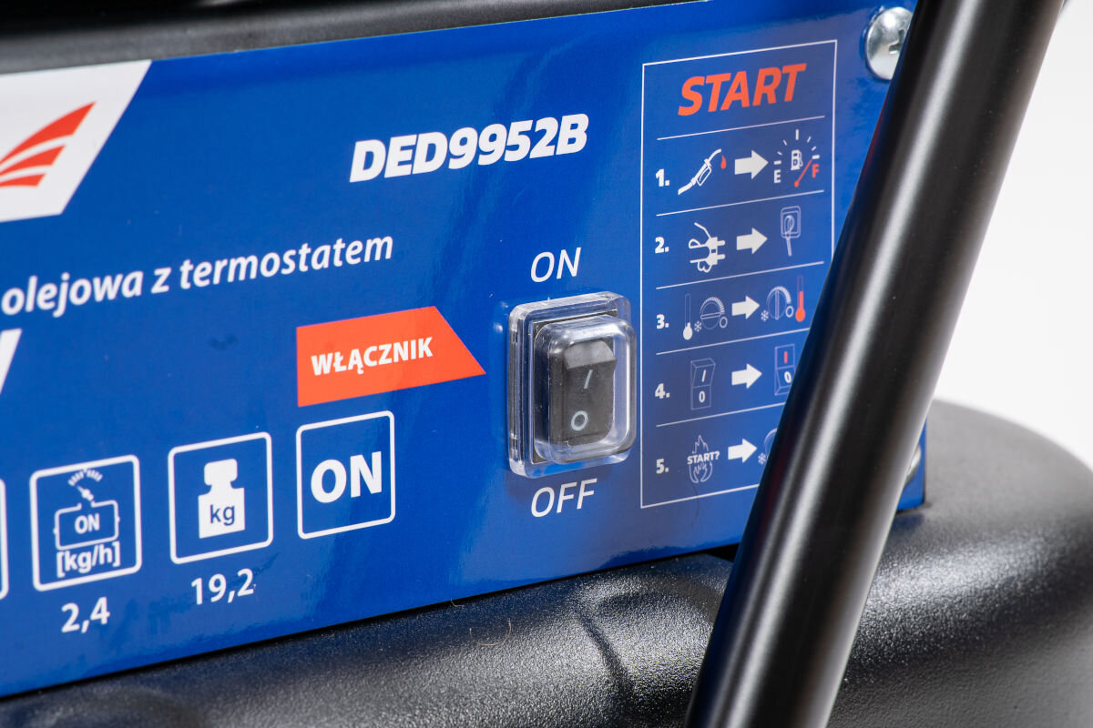 Nagrzewnica olejowa DEDRA DED9952B, wyświetlacz, pokrętło, wskaźnik, intuicja, Zbliżenie na panel sterowania, przełącznik i instrukcje obsługi nagrzewnicy olejowej Dedra DED9952B.