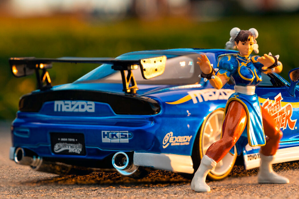 Samochód JADA TOYS Street Fighter 1993 Mazda RX-7 + figurka zabawa ruchomy jazda przygoda realizm