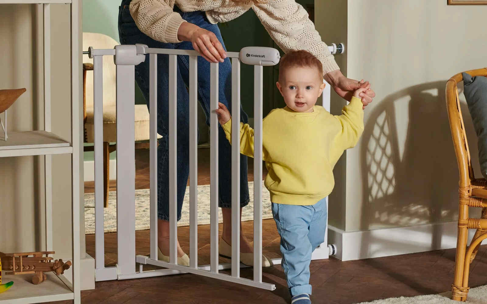 Barierka zabezpieczająca KINDERKRAFT KALOGO00WOD0000 Biało-brązowy FLAT STEP bezpieczeństwo użytkowania Podwójny mechanizm DOUBLE LOCK