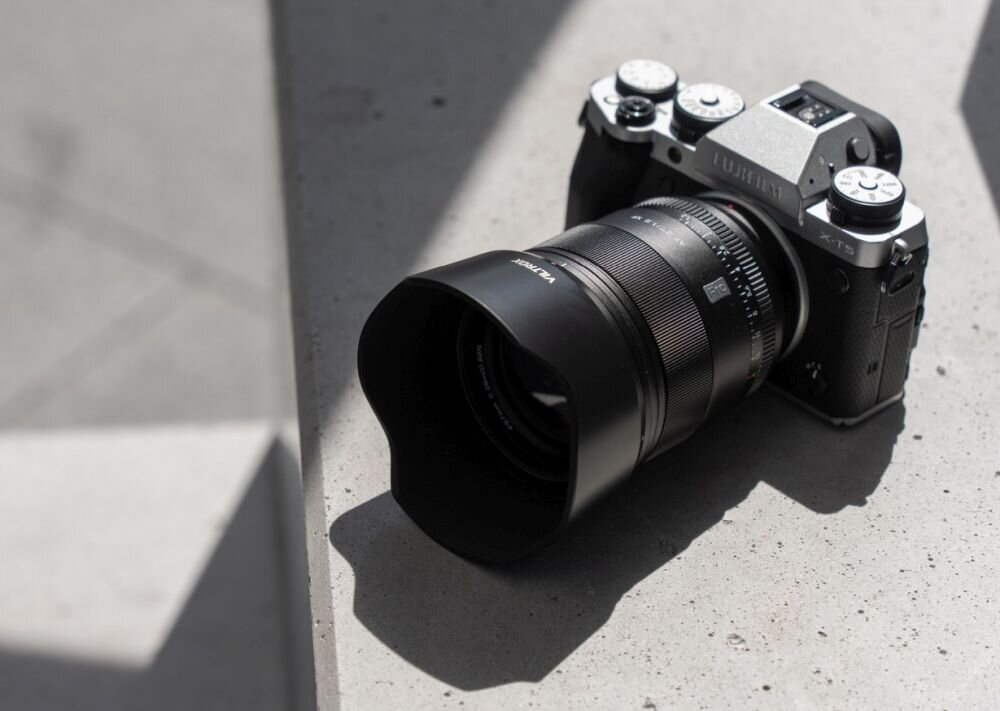 Obiektyw VILTROX AF 27mm F1.2 ogniskowa przysłona ostrość pierścienie optyka soczewki powłoki montaż bagnet światło jasność zoom filtry waga