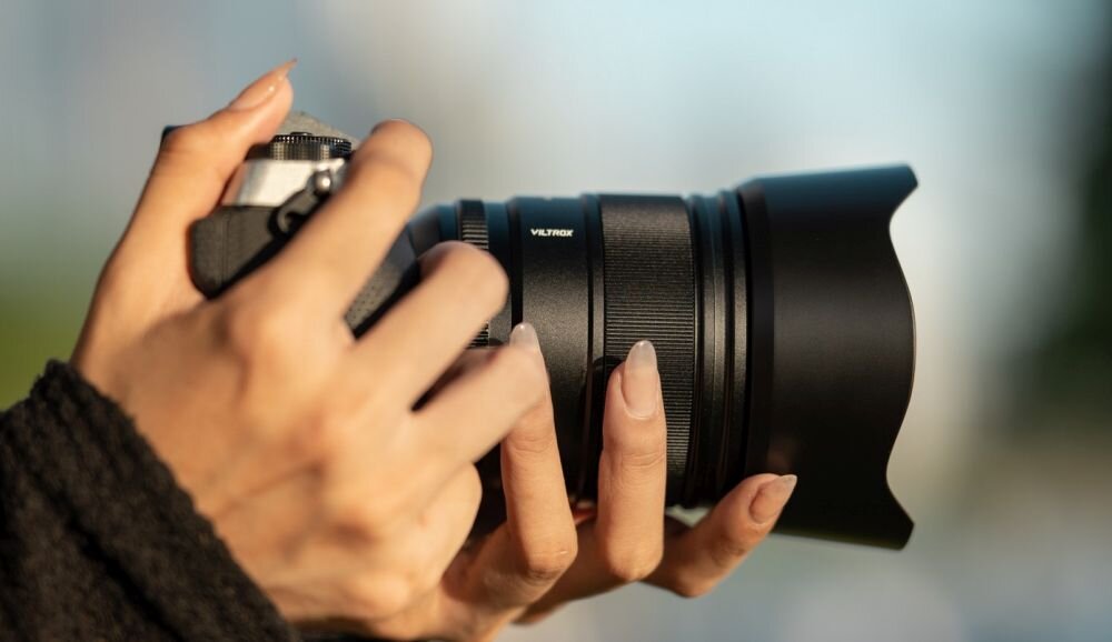 Obiektyw VILTROX AF 27mm F1.2 ogniskowa przysłona ostrość pierścienie optyka soczewki powłoki montaż bagnet światło jasność zoom filtry waga