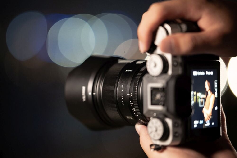 Obiektyw VILTROX AF 27mm F1.2 ogniskowa przysłona ostrość pierścienie optyka soczewki powłoki montaż bagnet światło jasność zoom filtry waga