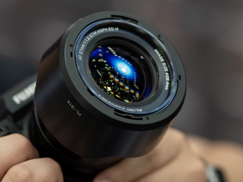 Obiektyw VILTROX AF 27mm F1.2 ogniskowa przysłona ostrość pierścienie optyka soczewki powłoki montaż bagnet światło jasność zoom filtry waga