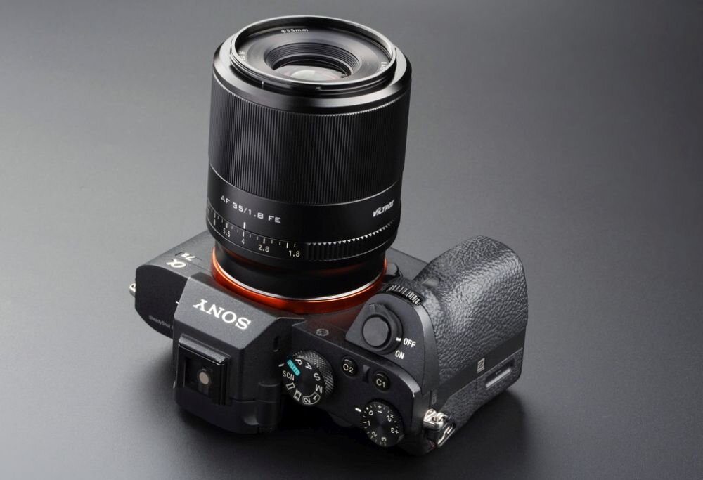 Obiektyw VILTROX AF 35mm F1.8 FE ogniskowa przysłona ostrość pierścienie optyka soczewki powłoki montaż bagnet światło jasność zoom filtry waga