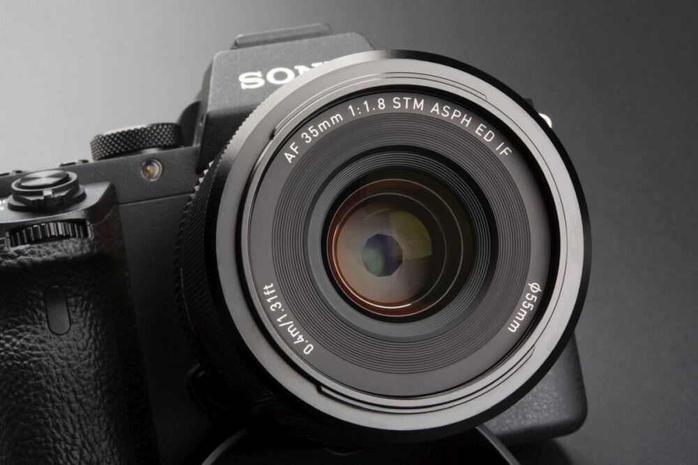Obiektyw VILTROX AF 35mm F1.8 FE ogniskowa przysłona ostrość pierścienie optyka soczewki powłoki montaż bagnet światło jasność zoom filtry waga