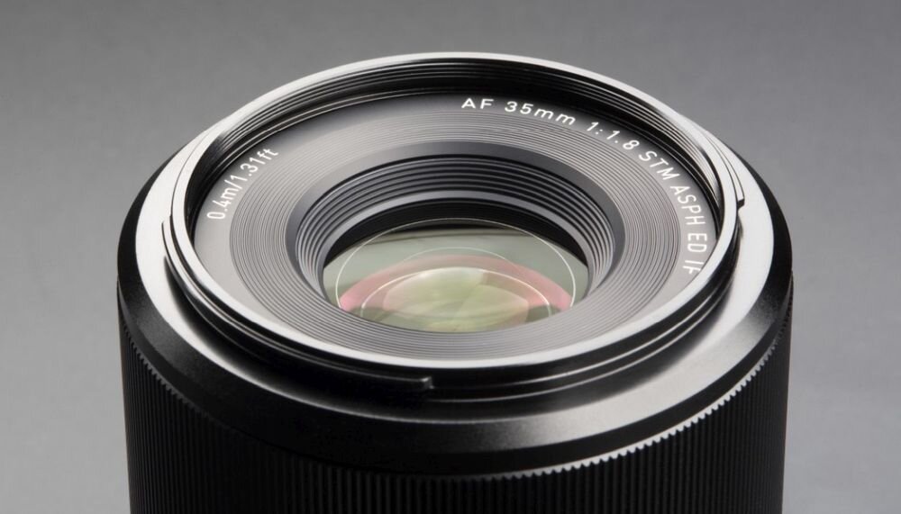 Obiektyw VILTROX AF 35mm F1.8 FE ogniskowa przysłona ostrość pierścienie optyka soczewki powłoki montaż bagnet światło jasność zoom filtry waga