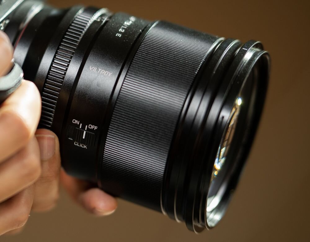 Obiektyw VILTROX AF 75mm F1.2 ogniskowa przysłona ostrość pierścienie optyka soczewki powłoki montaż bagnet światło jasność zoom filtry waga