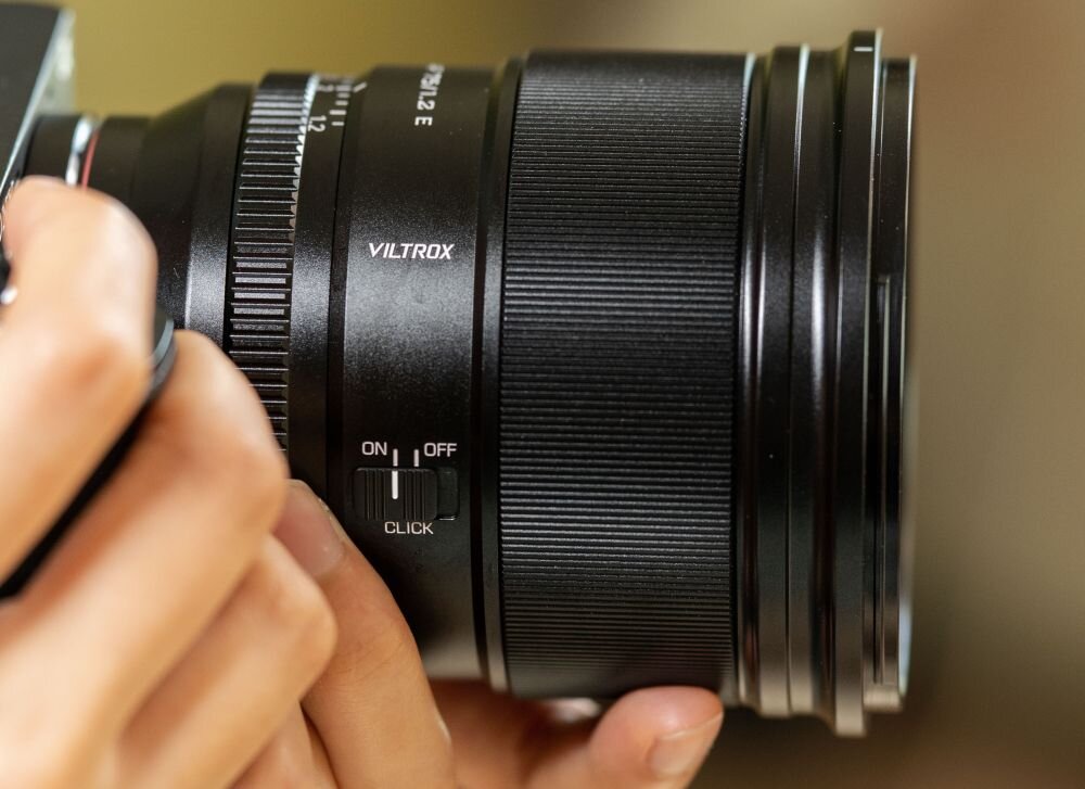Obiektyw VILTROX AF 75mm F1.2 ogniskowa przysłona ostrość pierścienie optyka soczewki powłoki montaż bagnet światło jasność zoom filtry waga