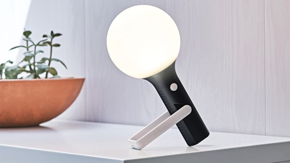 Lampa stołowa LEXON Bolla+ LH63N - ładowanie
