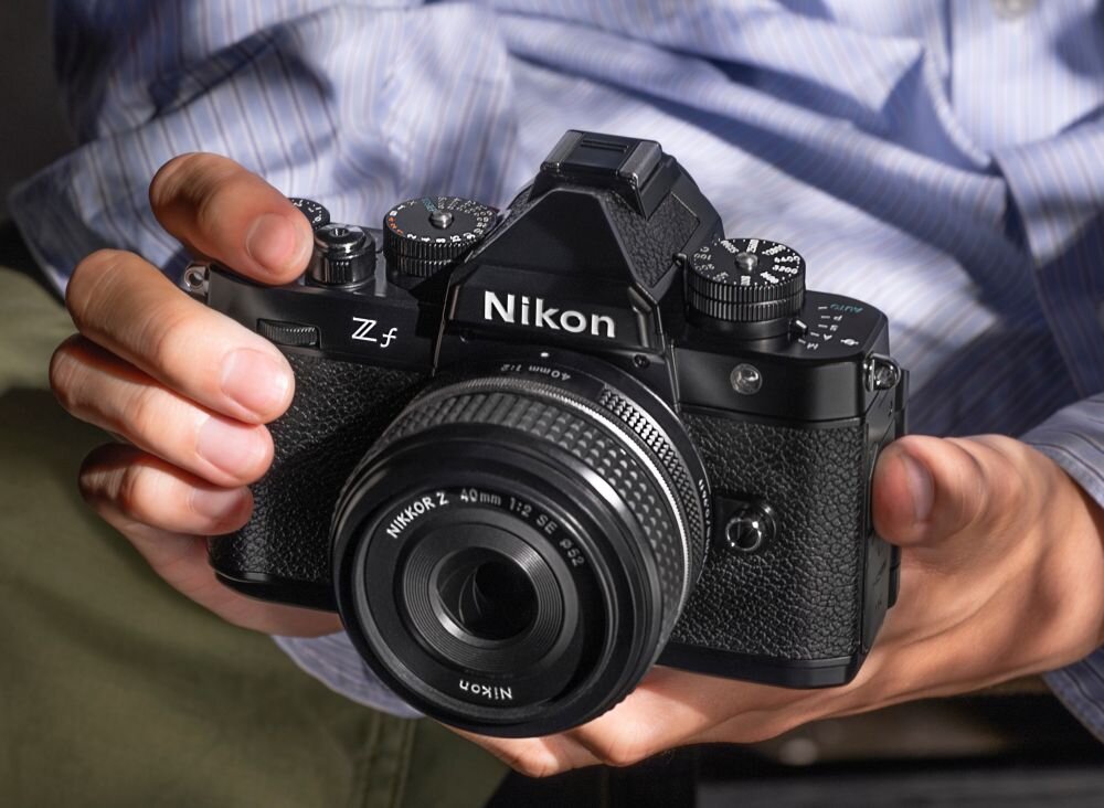 Aparat NIKON Z f   zdjęcia obiektyw ekran wizjer ogniskowa przysłona migawka obudowa bateria zasilanie filmy nagrywanie rozdzielczość matryca rozmiar przekątna tryby iso montaż lampa światło przyciski sterowanie menu kontrast jasność balans bieli filtry cmos karta pliki format zapis seria