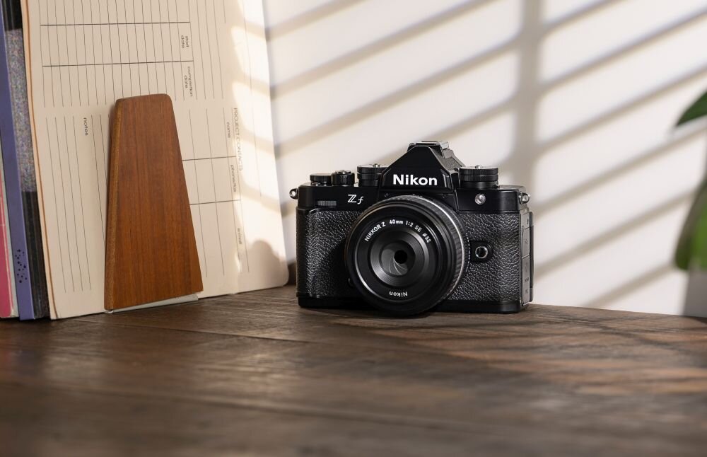 Aparat NIKON Z f   zdjęcia obiektyw ekran wizjer ogniskowa przysłona migawka obudowa bateria zasilanie filmy nagrywanie rozdzielczość matryca rozmiar przekątna tryby iso montaż lampa światło przyciski sterowanie menu kontrast jasność balans bieli filtry cmos karta pliki format zapis seria