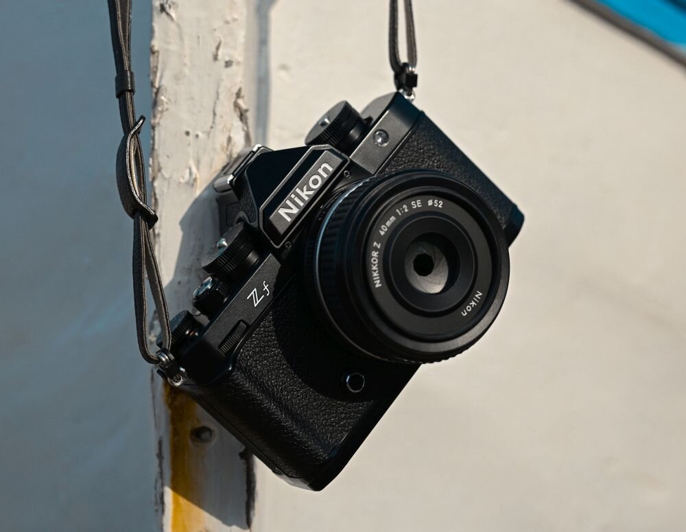 Aparat NIKON Z f   zdjęcia obiektyw ekran wizjer ogniskowa przysłona migawka obudowa bateria zasilanie filmy nagrywanie rozdzielczość matryca rozmiar przekątna tryby iso montaż lampa światło przyciski sterowanie menu kontrast jasność balans bieli filtry cmos karta pliki format zapis seria