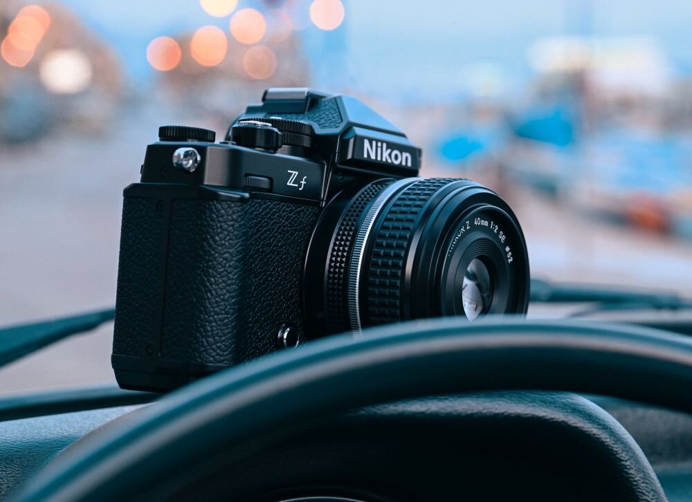 Aparat NIKON Z f   zdjęcia obiektyw ekran wizjer ogniskowa przysłona migawka obudowa bateria zasilanie filmy nagrywanie rozdzielczość matryca rozmiar przekątna tryby iso montaż lampa światło przyciski sterowanie menu kontrast jasność balans bieli filtry cmos karta pliki format zapis seria