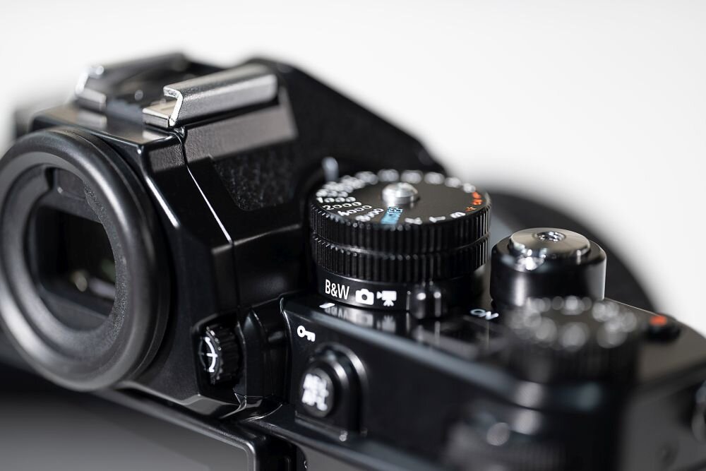 Aparat NIKON Z f   zdjęcia obiektyw ekran wizjer ogniskowa przysłona migawka obudowa bateria zasilanie filmy nagrywanie rozdzielczość matryca rozmiar przekątna tryby iso montaż lampa światło przyciski sterowanie menu kontrast jasność balans bieli filtry cmos karta pliki format zapis seria