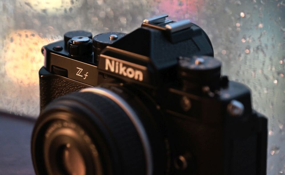 Aparat NIKON Z f   zdjęcia obiektyw ekran wizjer ogniskowa przysłona migawka obudowa bateria zasilanie filmy nagrywanie rozdzielczość matryca rozmiar przekątna tryby iso montaż lampa światło przyciski sterowanie menu kontrast jasność balans bieli filtry cmos karta pliki format zapis seria