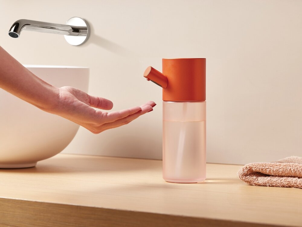 Dozownik do mydła LEXON Horizon Dispenser
            dozownik na szafce mydło w płynie żel konstrukcja montaż czystość porządek