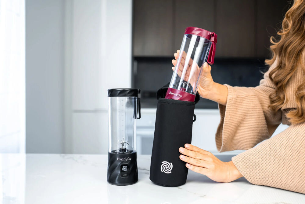 Etui termiczne BLENDYGO do BlendyGo 3 czarny blender przycisk czarne etui osoba wkłada bordowy blender do etui funkcjonalny gadżet