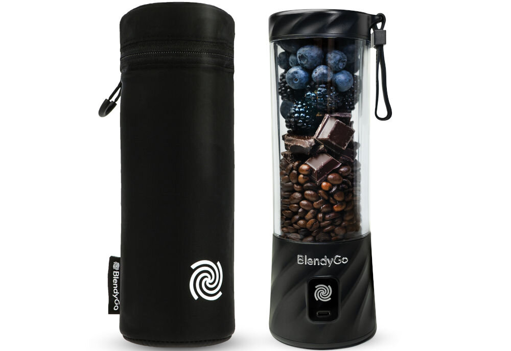 Etui termiczne BLENDYGO do BlendyGo 3 czarne okrągłe etui zamek logo obok stoi czarny blender ze składnikami wewnątrz przycisk białe tło z myślą o miłośnikach aktywnego stylu życia podczas podróży intensywnych treningów w pełnych wyzwań dniach pracy w optymalnym stanie składniki przechowywane w blenderze ochrona świeżość
