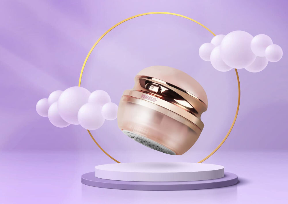 Golarka do ubrań NENO Merino Różowa golarka do ubrań Neno lewitująca nad białym podium na fioletowym tle z ozdobnym złotym kołem i puszystymi chmurami.