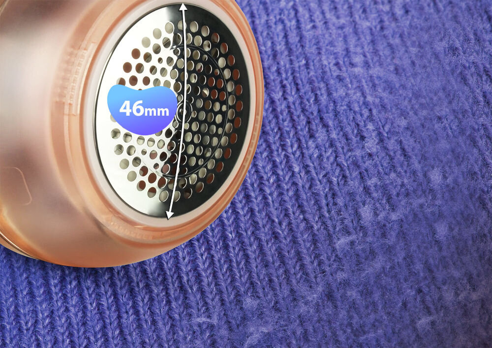 Golarka do ubrań NENO Merino Zbliżenie na metalową siatkę golarki do ubrań Neno o średnicy 46 mm podczas usuwania zmechaceń z fioletowego swetra.