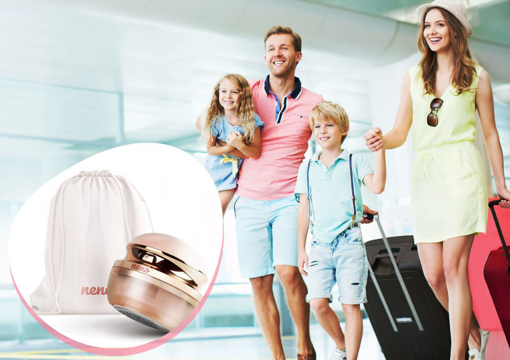 Golarka do ubrań NENO Merino Golarka Neno z białym woreczkiem podróżnym wkomponowana w zdjęcie uśmiechniętej rodziny z walizkami na lotnisku.
