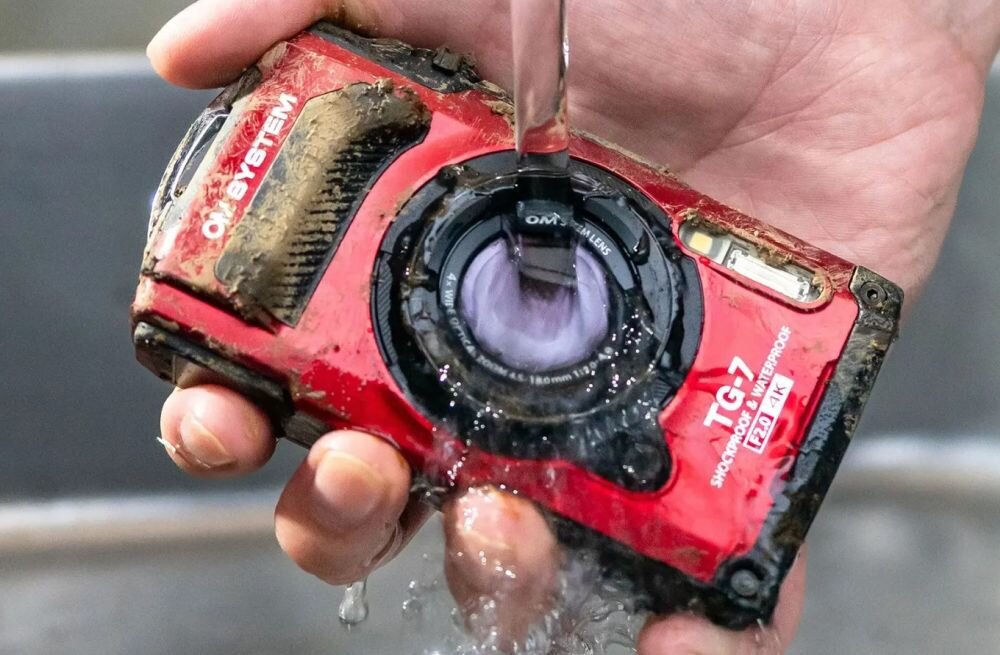 Aparat OLYMPUS OM System TG-7 zdjęcia obiektyw ekran wizjer ogniskowa przysłona migawka obudowa bateria zasilanie filmy nagrywanie rozdzielczość matryca rozmiar przekątna tryby iso montaż lampa światło przyciski sterowanie menu kontrast jasność balans bieli filtry cmos karta pliki format zapis seria
