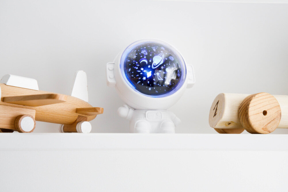 Projektor INNOGIO Giostar Astronaut GIO-175 port USB-A zasilanie bateria litowa pojemność 1200 mA czas pracy