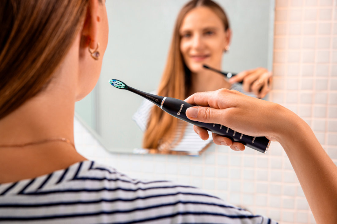 Szczoteczka soniczna TRUELIFE SonicBrush Clean30 Czarny Skuteczność bez kompromisów Technologia SonicTrue® skuteczność czyszczenia Delikatne wibracje poprawia stan jamy ustnej higiena