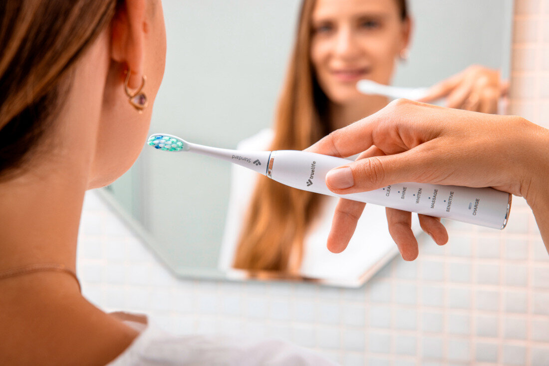 Szczoteczka soniczna TRUELIFE SonicBrush Clean30 Czarny Energia na długo wydajna bateria do 30 dni na jednym ładowaniu swoboda Kabel USB-A/USB-C szybkie doładowanie 