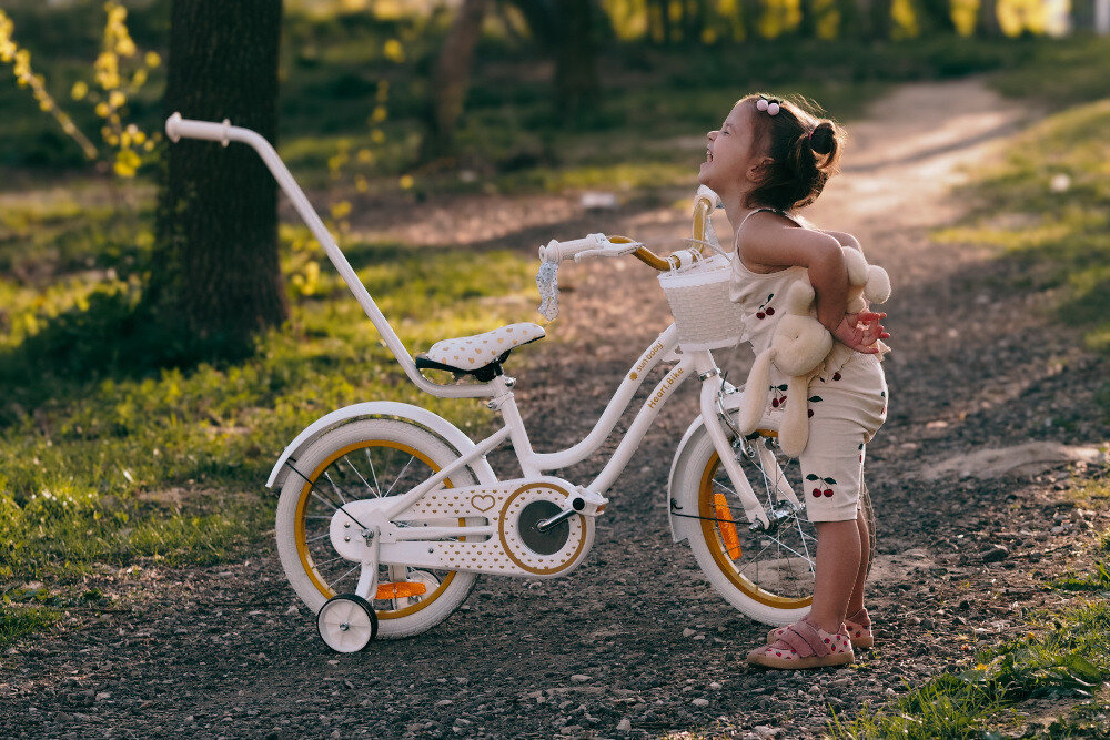 Rower dziecięcy SUN BABY Heart bike 16 cali dla dziewczynki Biało-złoty pieknie wykonczony Biało-złoty lakier detale kwiaty lawendy kokardki przy kierownicy dla dzieci w wieku od 4 do 6 lat