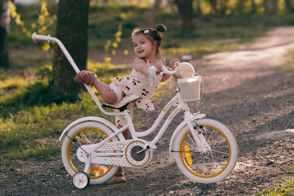 Rower dziecięcy SUN BABY Heart bike 16 cali dla dziewczynki Biało-złoty odpowiednio wyselekcjonowane materialy rama stalowa 9,5-calowa dostosowana do najmlodszych geometria ulatwia wsiadanie i zsiadanie ponadprzecietna odpornosc na uszkodzenia mechaniczne i dzialanie czynnikow zewnetrznych wybor rozmiaru ramy wzrost Twojego dziecka mierzony w zrelaksowanej pozycji typ roweru dla dzieci o wzroscie od 105 do 135 cm