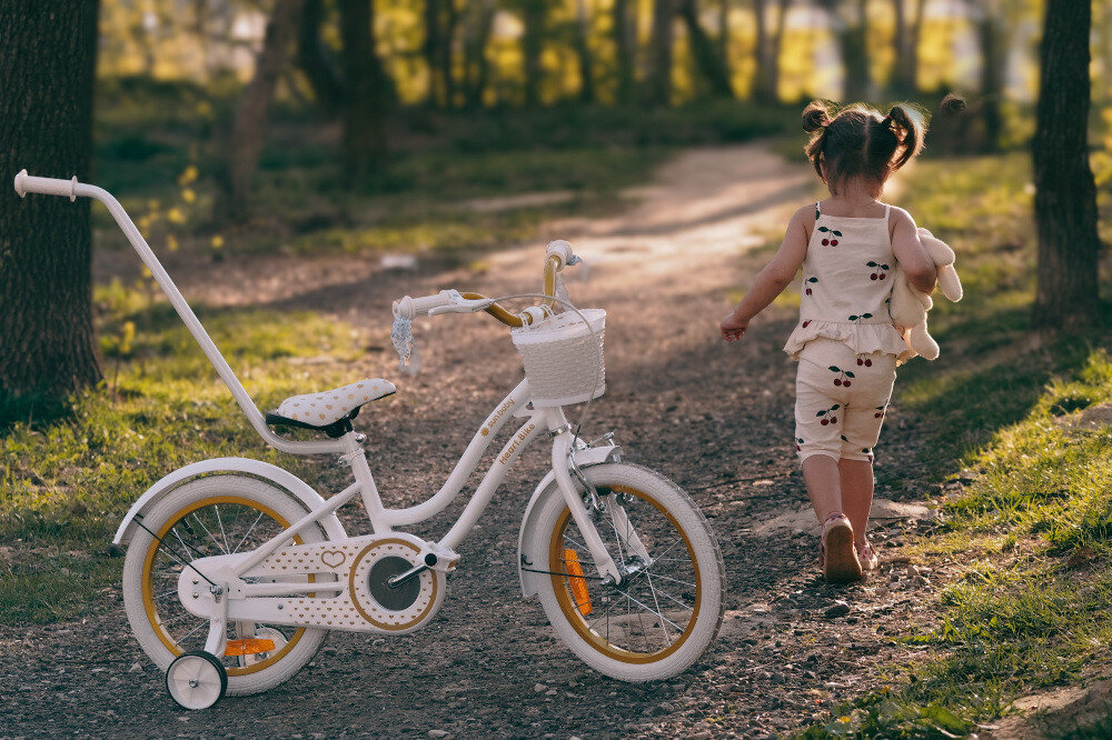 Rower dziecięcy SUN BABY Heart bike 16 cali dla dziewczynki Biało-złoty palak prowadzacy dla rodzica pomoc w szlifowaniu umiejetnosci jazdy pelna kontrola nad pojazdem