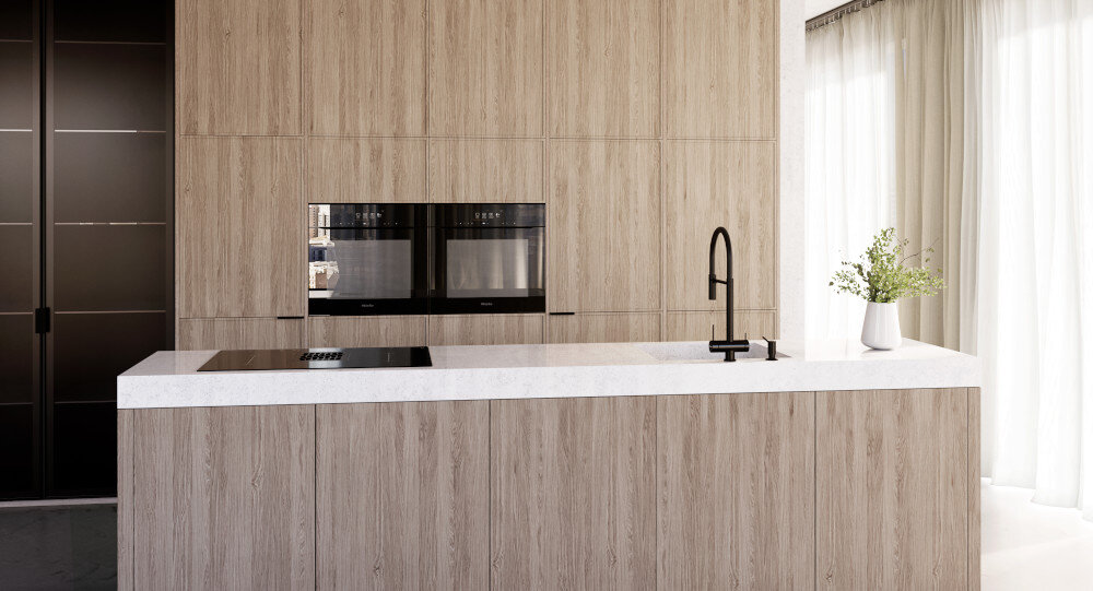 PŁYTA INDUKCYJNA LANILIA VILIO 80.1 Zdjęcie przedstawia jasną, harmonijnie urządzoną kuchnię z dużą wyspą wykończoną drewnem i białym blatem. W centralnej części zabudowy widoczne są dwa czarne urządzenia do zabudowy, a całość uzupełniają delikatne zasłony i dekoracyjna roślina w białym wazonie, które wprowadzają lekkość do wnętrza