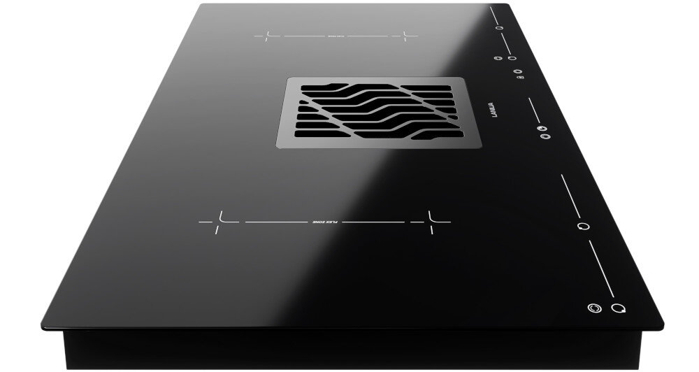 PŁYTA INDUKCYJNA LANILIA VILIO 80.1 Zdjęcie przedstawia płytę grzewczą z wbudowanym wyciągiem widzianą z perspektywy niskiego kąta, co podkreśla jej gładką, szklaną powierzchnię. Centralny otwór wentylacyjny z charakterystyczną kratką oraz wyraźne oznaczenia pól grzewczych tworzą przejrzysty i funkcjonalny układ inteligentne gotowanie wykrywanie naczynia funkcja Bridge timer czas łączenie pól duża strefa bezpieczeństwo ochrona