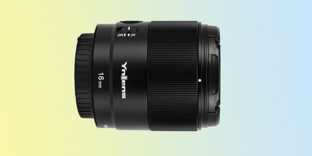 Obiektyw Yongnuo YN 16 mm f/1,8 DA DSM do Sony E od boku z założonymi dekielkami