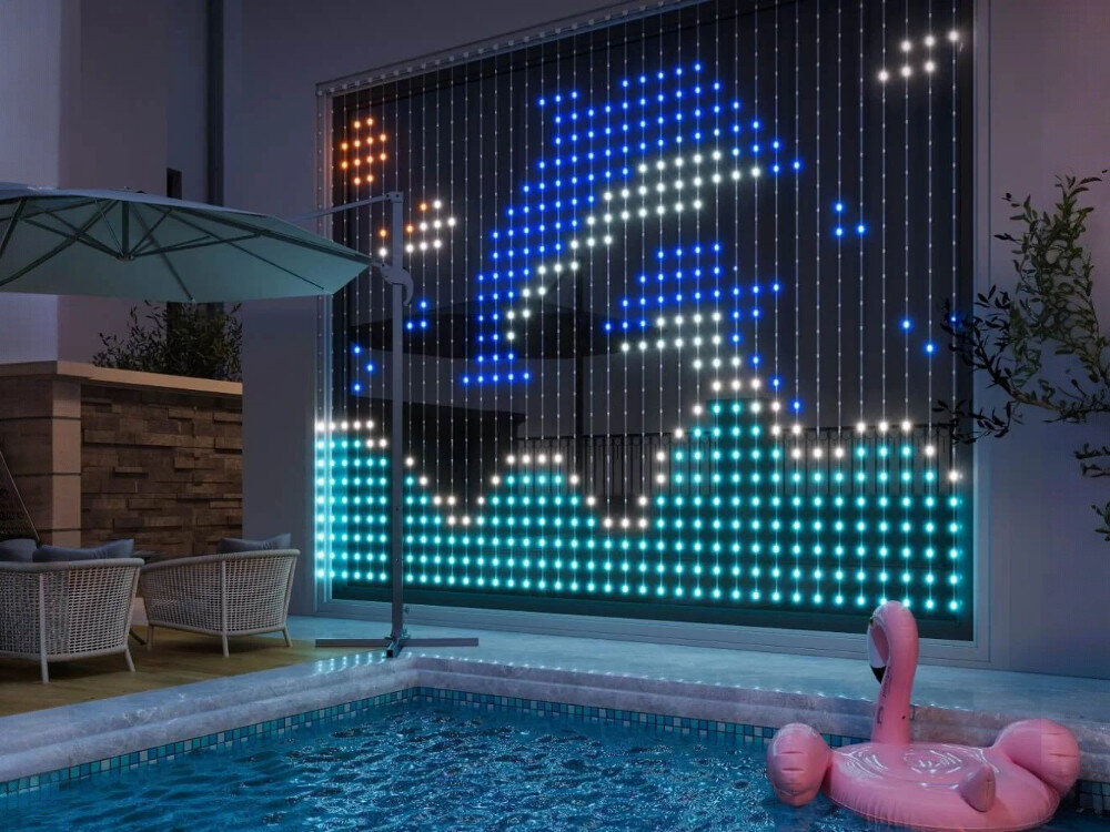 Kurtyna dekoracyjna GOVEE H70B1 520 LED 2 Sieciowe 2 m Transparentny, diody, RGBIC, blask, dekoracja, Taras z basenem, przy którym na dużym oknie zawieszona jest wodoodporna kurtyna LED przedstawiająca animowanego delfina wyskakującego z kolorowych fal.