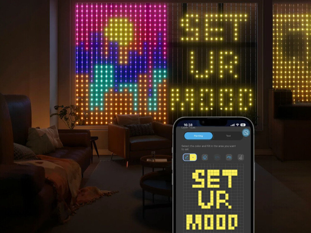 Kurtyna dekoracyjna GOVEE H70B1 520 LED 2 Sieciowe 2 m Transparentny, montaż, instalacja, IP65, estetyka, Przytulny salon z dużym panelem kurtyny LED, na którym wyświetlony jest kolorowy obraz i napis „SET UR MOOD”, oraz smartfonem pokazującym edytor wzorów w aplikacji.