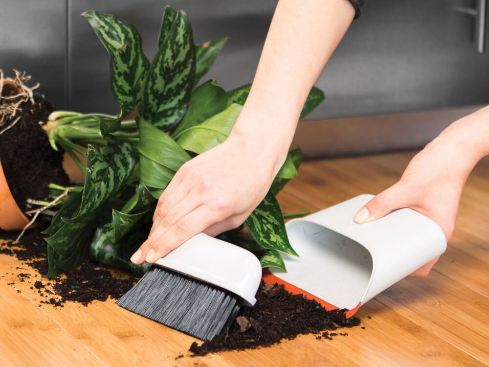 Zmiotka z szufelką OXO Good Grips O-1334280 zmiatanie ziemi z przewróconej doniczki z rośliną