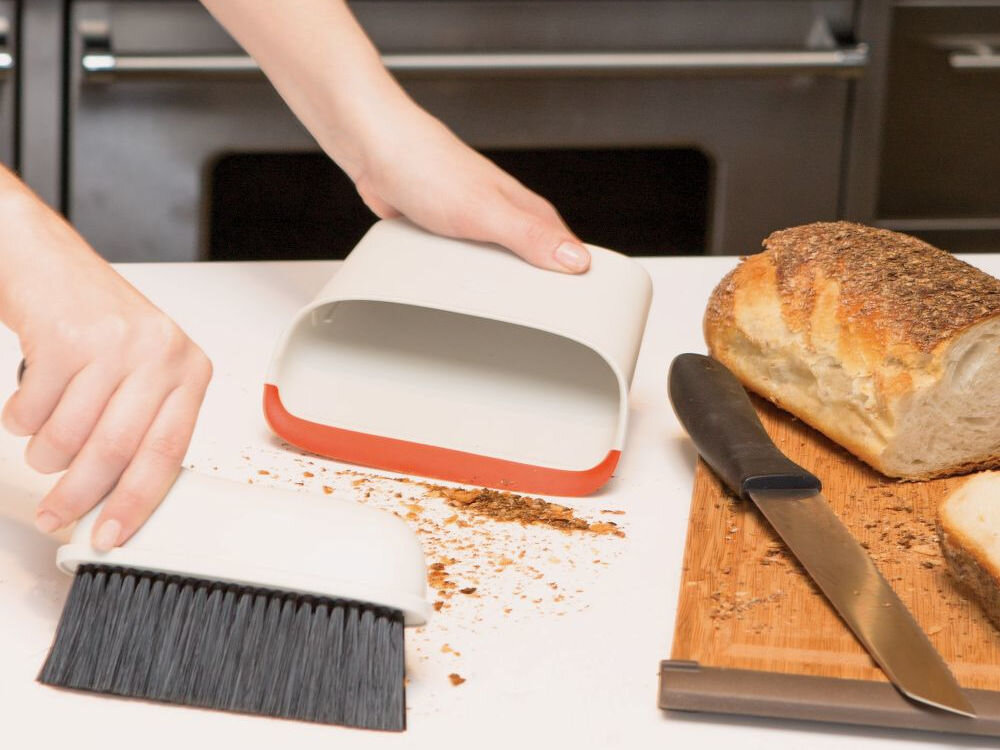 Zmiotka z szufelką OXO Good Grips O-1334280 zmiatanie okruchów z białego blatu