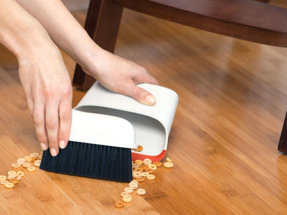 Zmiotka z szufelką OXO Good Grips O-1334280 zmiatanie płatków z drewnianej podłogi