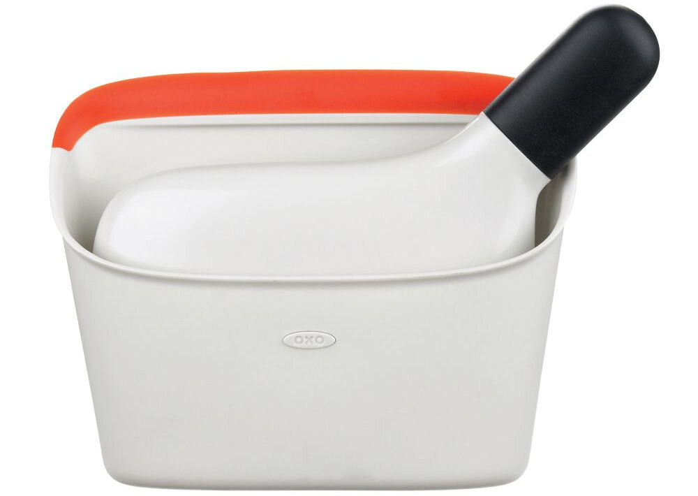 Zmiotka z szufelką OXO Good Grips O-1334280 szczotka schowana w pojemniku na białym tle