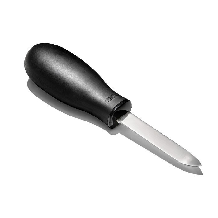 Na obrazie widoczny jest nóż do ostryg z czarną, ergonomiczną rączką i krótkim, metalowym ostrzem. Na rączce znajduje się logo \'oxo\'.