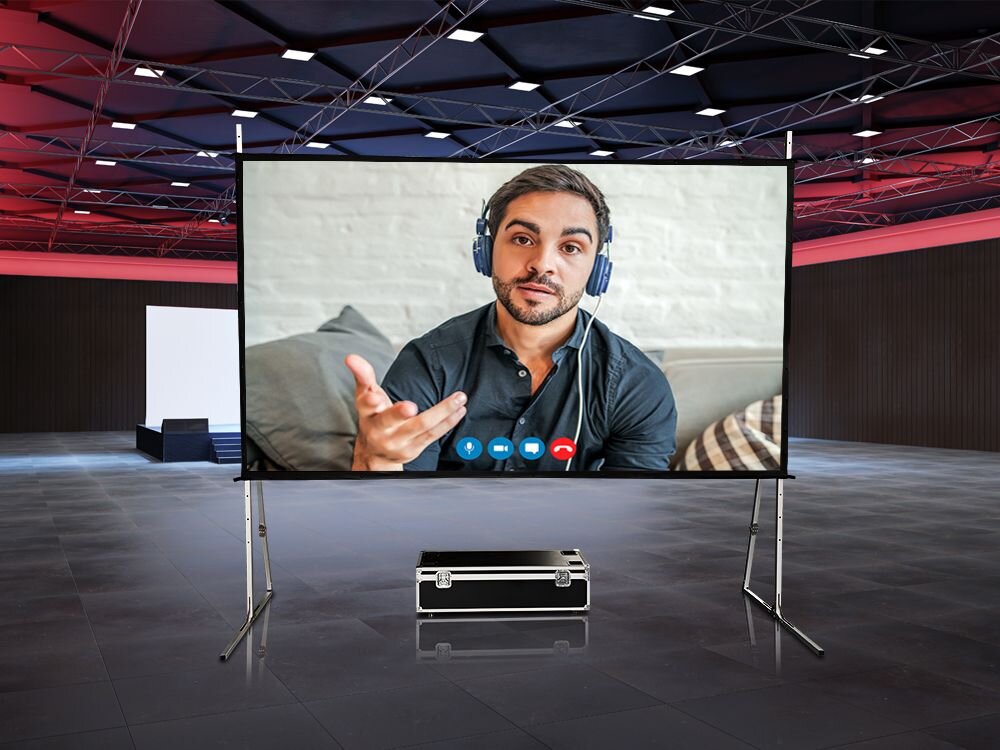 Ekran projekcyjny ART FF-300 600x400 projekcje plenerowe ogród pole namiotowe pokazy filmowe, ekran projekcyjny stojący w pomieszczeniu