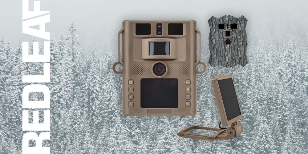 Kamera obserwacyjna Redleaf T20WF w wersji brązowej i kamuflażowej oraz panel solarny, na tle zimowego lasu