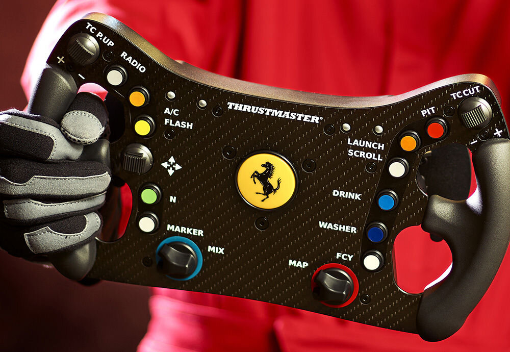 Kierownica THRUSTMASTER Ferrari 488 GT3 Wheel Add-On prezentacja urządzenia w rękach kierowcy w rękawiczkach na czerwonym tle ubrania